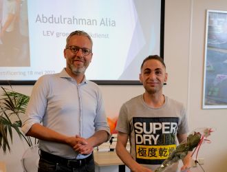Certificaat uitreiking aan deelnemer Abdul Rahman Alia door Wethouder Eric de Vries