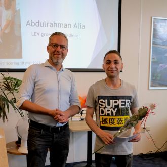 Certificaat uitreiking aan deelnemer Abdul Rahman Alia door Wethouder Eric de Vries